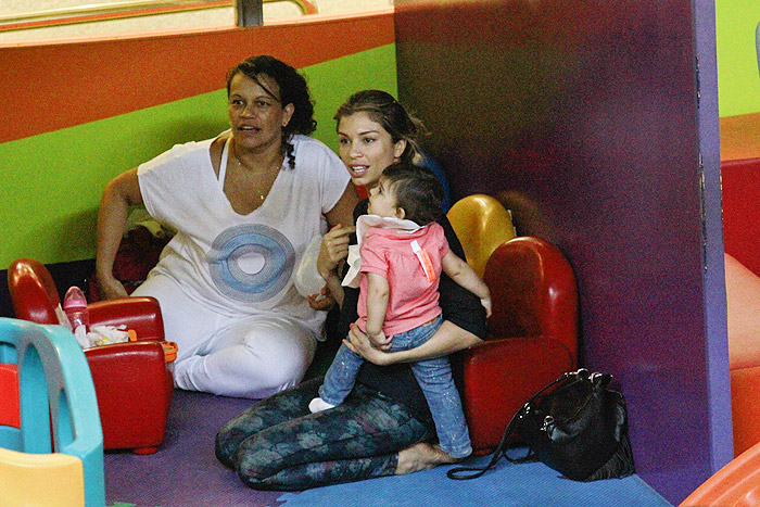 Gazi Massafera brinca com a filha Sofia no shopping