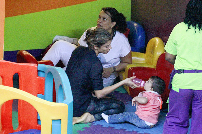 Gazi Massafera brinca com a filha Sofia no shopping