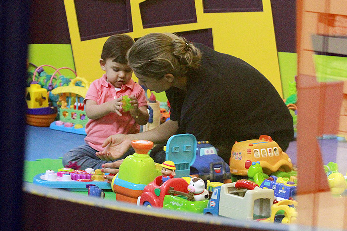 Gazi Massafera brinca com a filha Sofia no shopping