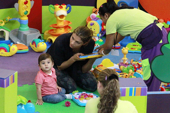 Gazi Massafera brinca com a filha Sofia no shopping