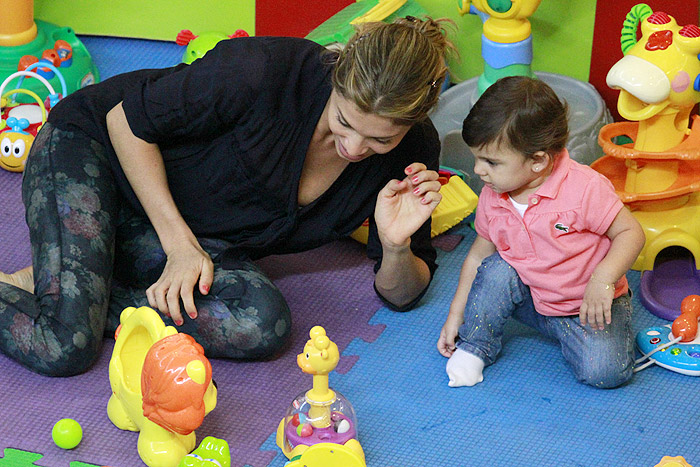 Gazi Massafera brinca com a filha Sofia no shopping