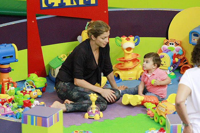 Gazi Massafera brinca com a filha Sofia no shopping