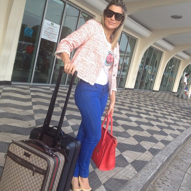 Flávia Alessandra desembarca no aeroporto de Congonhas
