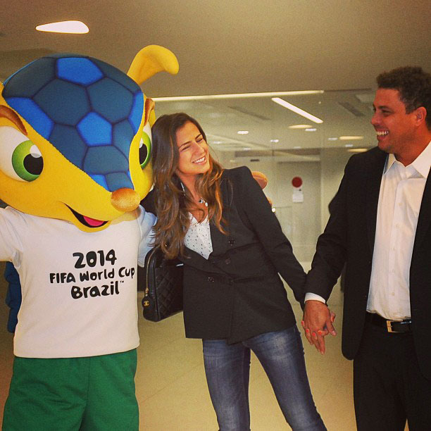 Ronaldo Fenômeno e namorada posam com mascote da Copa