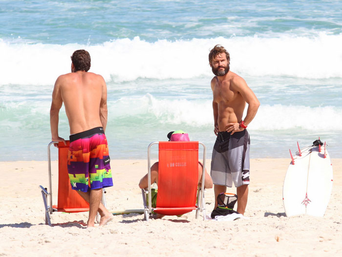 Cláudio Heinrich exibe a boa forma em praia