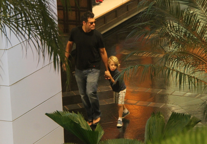 Thiago acerda passeia com o filho,no Rio