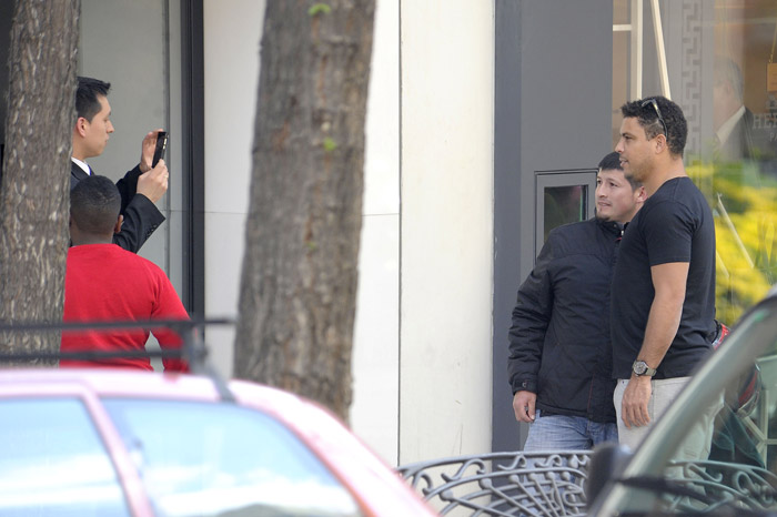 Ronaldo é assediado por fãs em Madri durante compras com a namorada