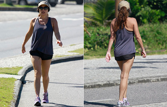 Luiza Tomé faz caminhada usando micro short