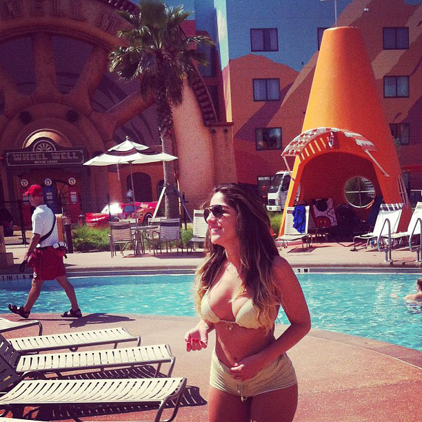 De biquíni, ex-BBB Anamara  curte piscina de hotel em Orlando