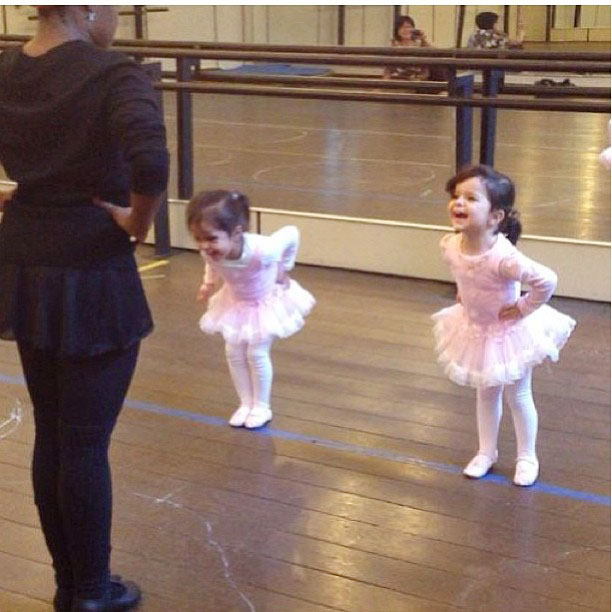 Luciano Camargo mostra as filhinhas dançando ballet