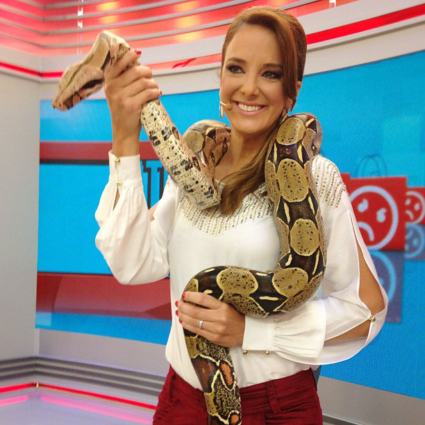 Ticiane Pinheiro posa com cobra no ombro