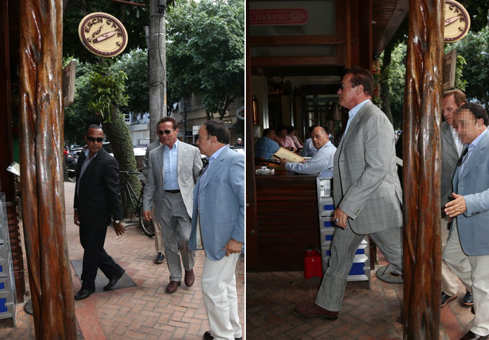 Arnold Schwarzenegger fuma charuto em cafeteria carioca