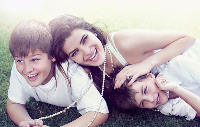 Isabeli Fontana posa com os filhos para campanha de joias