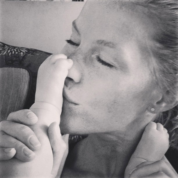 Gisele Bündchen beija o pé da filha, Vivian