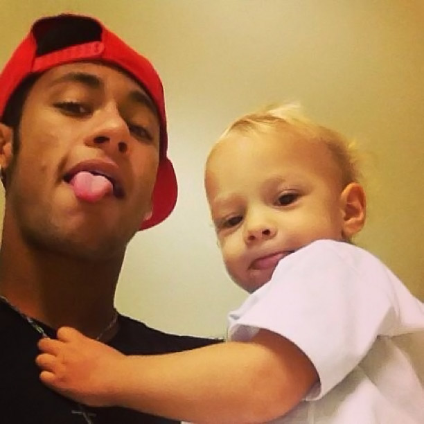 Neymar e o filho mostram a língua para foto