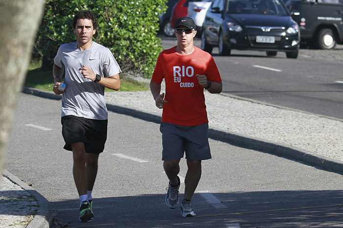 Luciano Huck cumprimenta fã enquanto corre no Rio