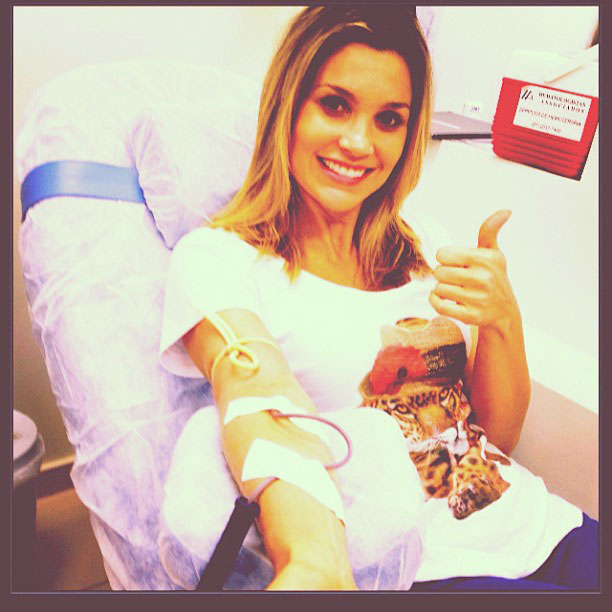 Flávia Alessandra faz doação de sangue