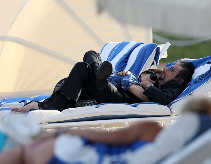No maior love, Al Pacino curte praia com a mulher