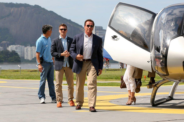 Arnold Schwarzenegger anda de helicóptero pelo Rio