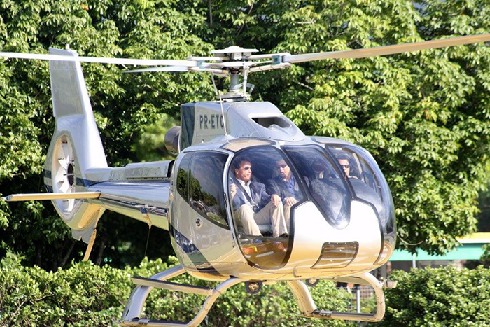 Arnold Schwarzenegger anda de helicóptero pelo Rio