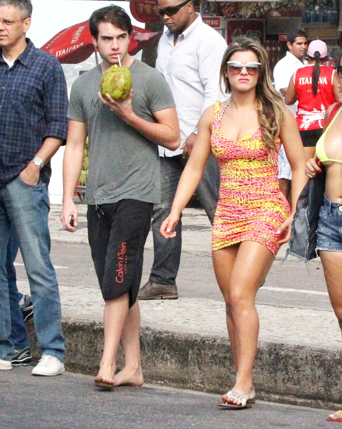 Panicat Babi Rossi passeia na praia com o namorado Olin Batista
