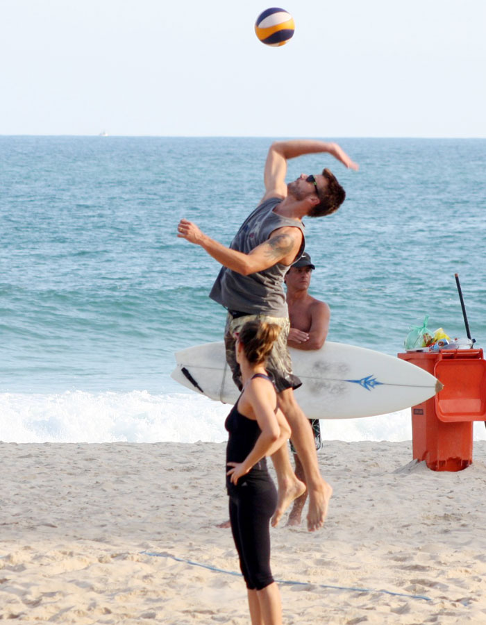 Fernanda Lima e Rodrigo Hilbert jogam vôlei nas areias do Leblon