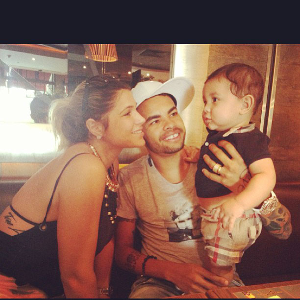 Dentinho posta foto de almoço com filho e Danielle Souza