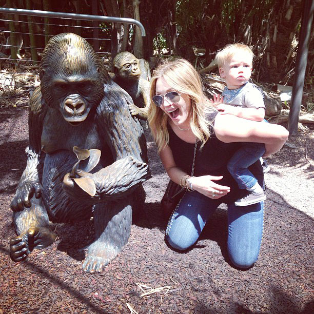 Hilary Duff se diverte com o filho em visita ao zoológico
