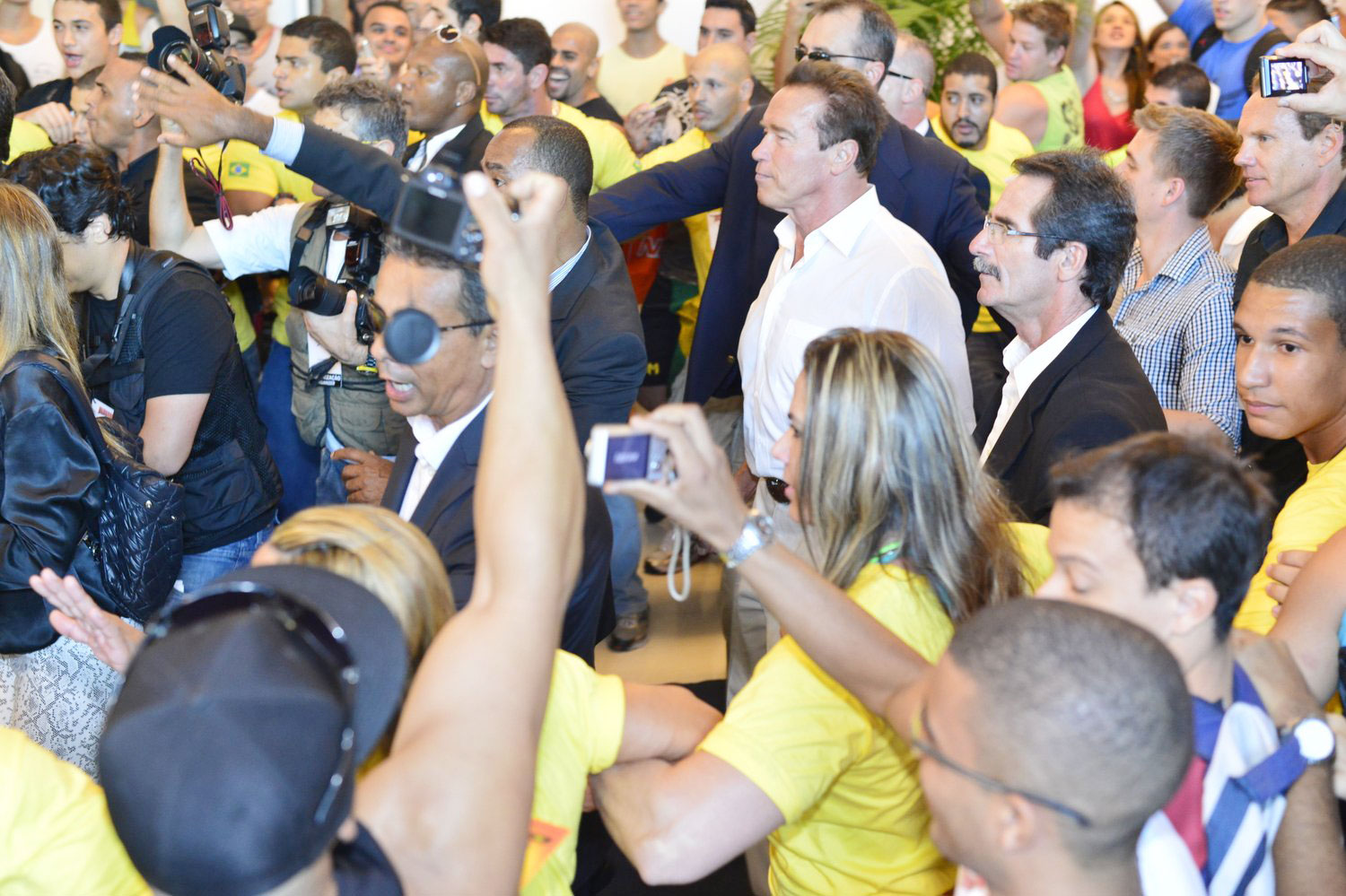 Arnold Schwarzenegger causa tumulto ao chegar a evento no Rio de Janeiro