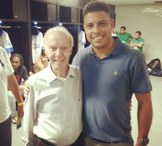 Ronaldo Fenômeno tieta Zagallo em vestiário do Maracanã