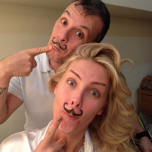 Ana Hickmann mostra seu bigodinho