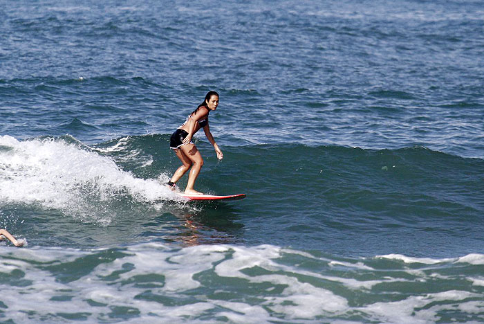 Dani Suzuki tem aulas de surf na praia da Macumba