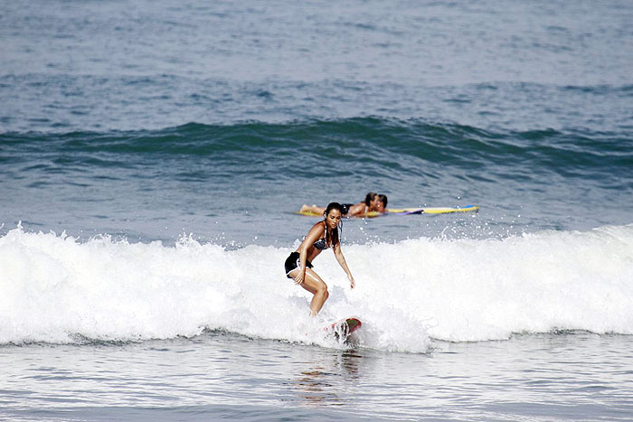 Dani Suzuki tem aulas de surf na praia da Macumba