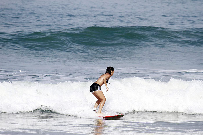Dani Suzuki tem aulas de surf na praia da Macumba