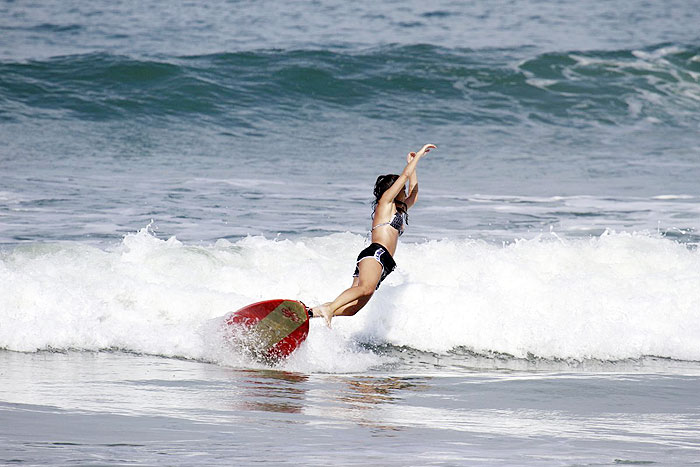 Dani Suzuki tem aulas de surf na praia da Macumba