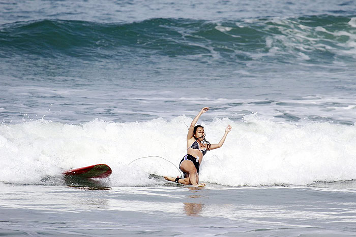 Dani Suzuki tem aulas de surf na praia da Macumba