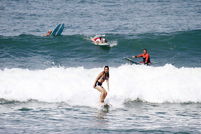 Dani Suzuki tem aulas de surf na praia da Macumba