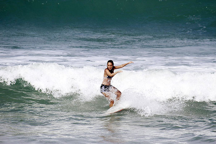 Dani Suzuki tem aulas de surf na praia da Macumba