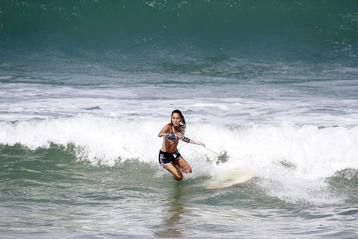 Dani Suzuki tem aulas de surf na praia da Macumba