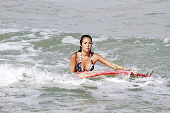 Dani Suzuki tem aulas de surf na praia da Macumba