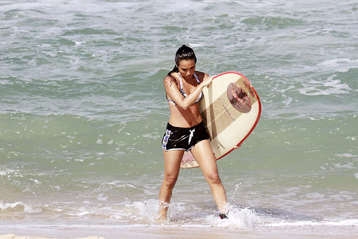 Dani Suzuki tem aulas de surf na praia da Macumba