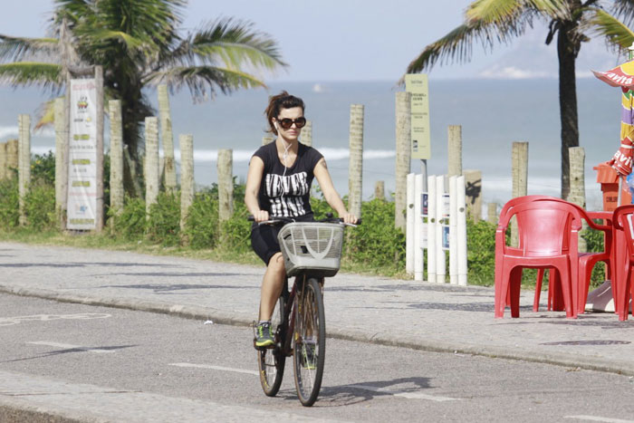 Mayana Neiva curte uma música enquanto pedala