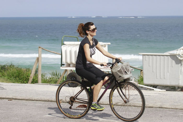 Mayana Neiva curte uma música enquanto pedala