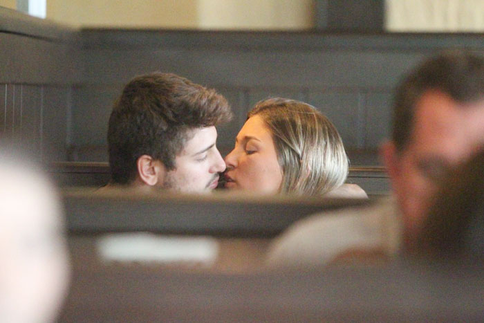 Daniel Rocha troca beijos com a namorada durante almoço