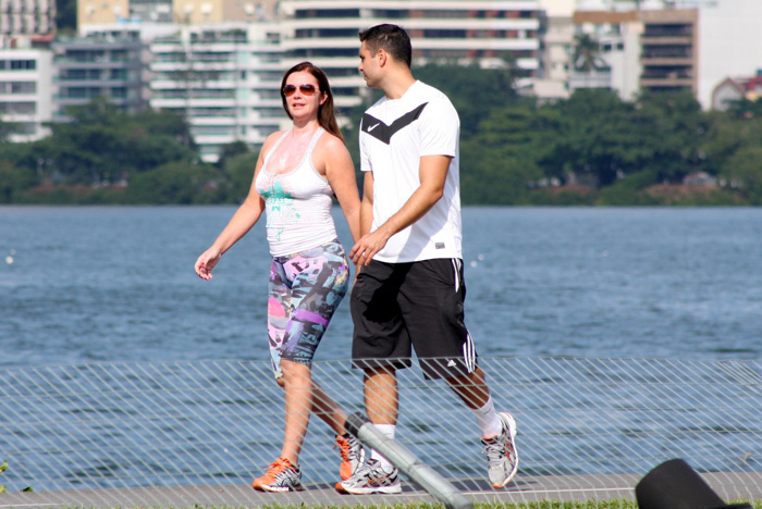 Em dia de sol, Luma de Oliveira treina na Lagoa Rodrigo de Freitas