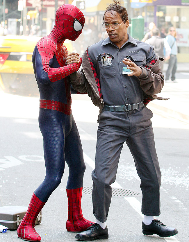 Andrew Garfield é clicado com a roupa do Homem-Aranha, em NY