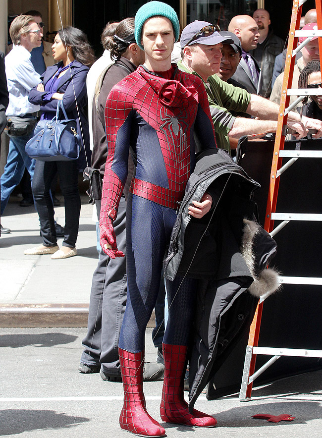 Andrew Garfield é clicado com a roupa do Homem-Aranha, em NY