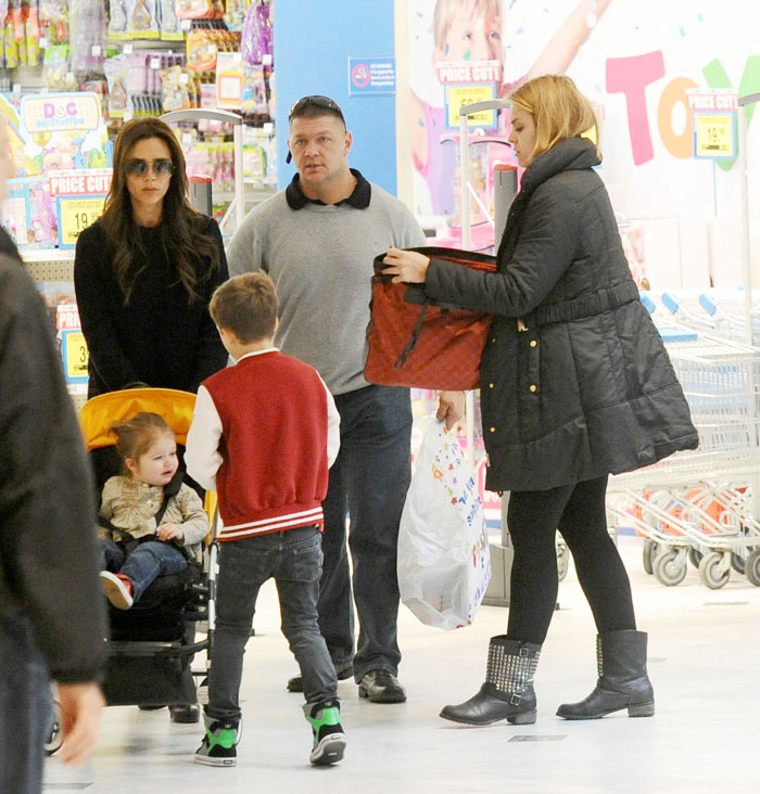 Filha dá piti em loja de brinquedos, mas Victoria Beckham não se abala