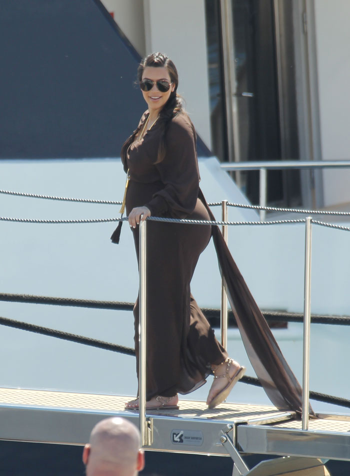 Kim Kardashian acena para fotógrafos em iate, na Grécia