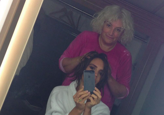 Victoria Beckham corta o cabelo curtinho e posta foto na web